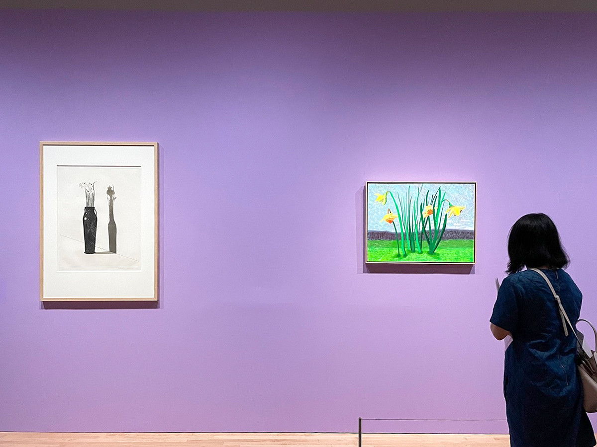 左：《花瓶と花》1969　東京都現代美術館　　右：《No.118、2020年3月16日「春の到来 ノルマンディー 2020年」より》2020　作家蔵