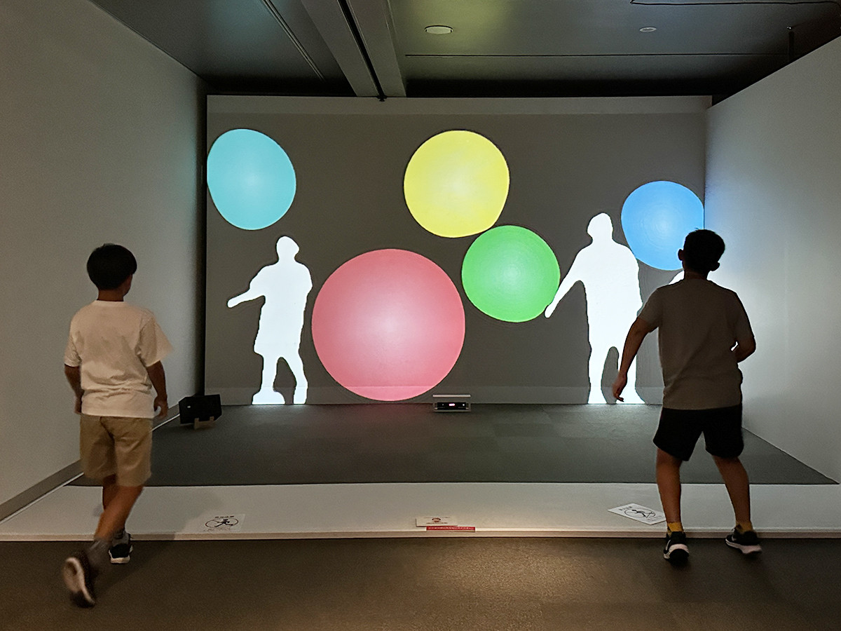 そごう美術館「魔法の美術館　光と遊ぶ超体感型ミュージアム」会場より　《Immersive Shadow: Bubbles》　藤本直明　©naoaki FUJIMOTO