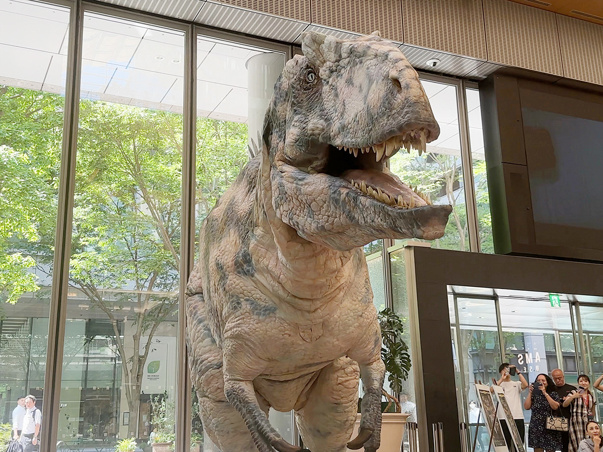 お披露目記者発表会に登場したギガノトサウルス