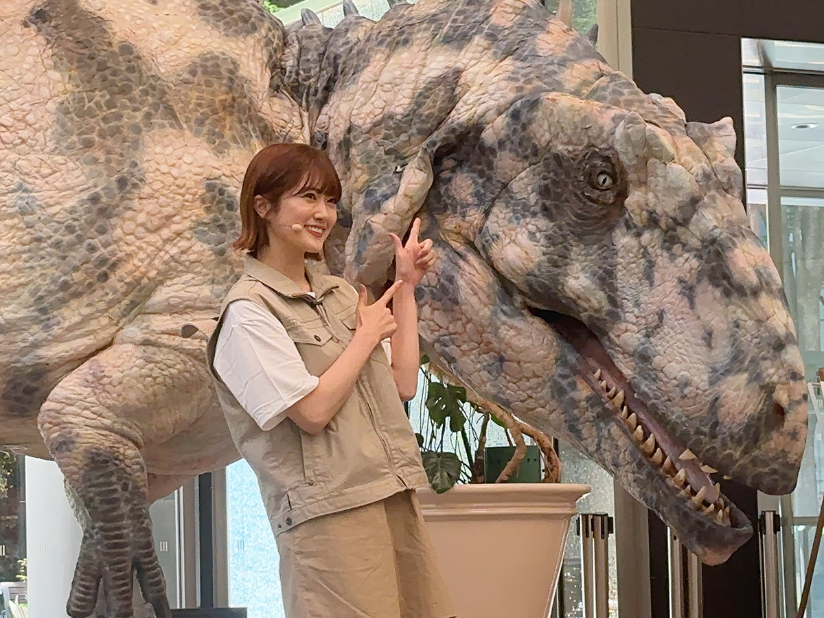 ギガノトサウルスと、元乃木坂・樋口日奈さん（サファリガイド　アンナ役）