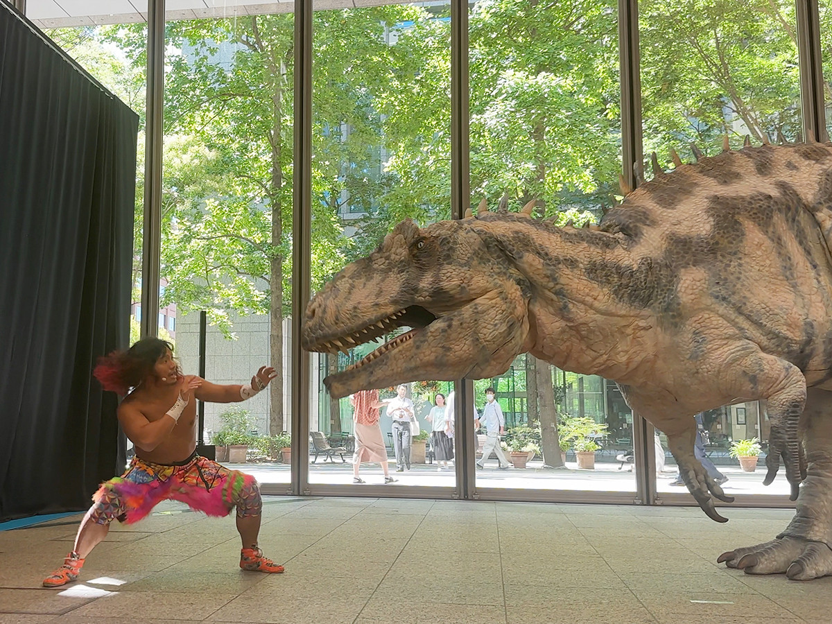 果敢にギガノトサウルスに挑む、新日本プロレス・高橋ヒロム選手（オフィシャルサポーター）