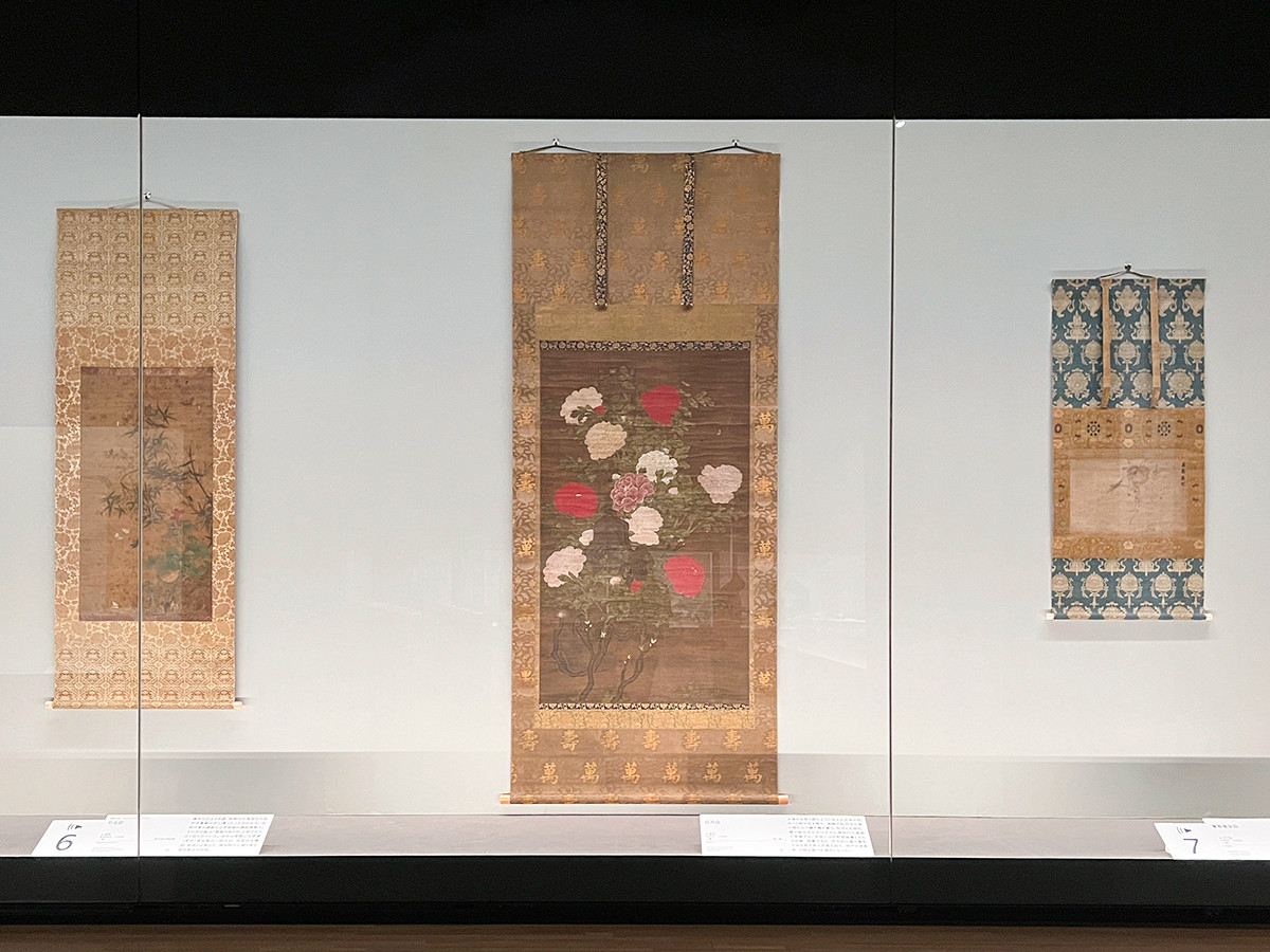 (左から)重要文化財 《竹虫図》伝 趙昌 南宋時代 13世紀 東京国立博物館 / 《牡丹図》伝 徽宗 元時代 14世紀 個人蔵 / 《葡萄垂架図》伝 任仁発 元時代 14世紀 東京国立博物館 (3点とも)【展示期間:7/22~8/21】