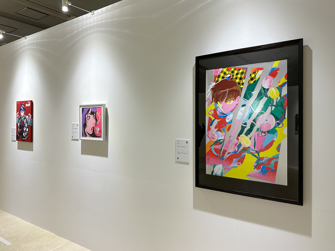 「ゲゲゲの鬼太郎トリビュートアート展 鬼太郎EXPO」会場より (手前)電Q《ねこ/////娘》