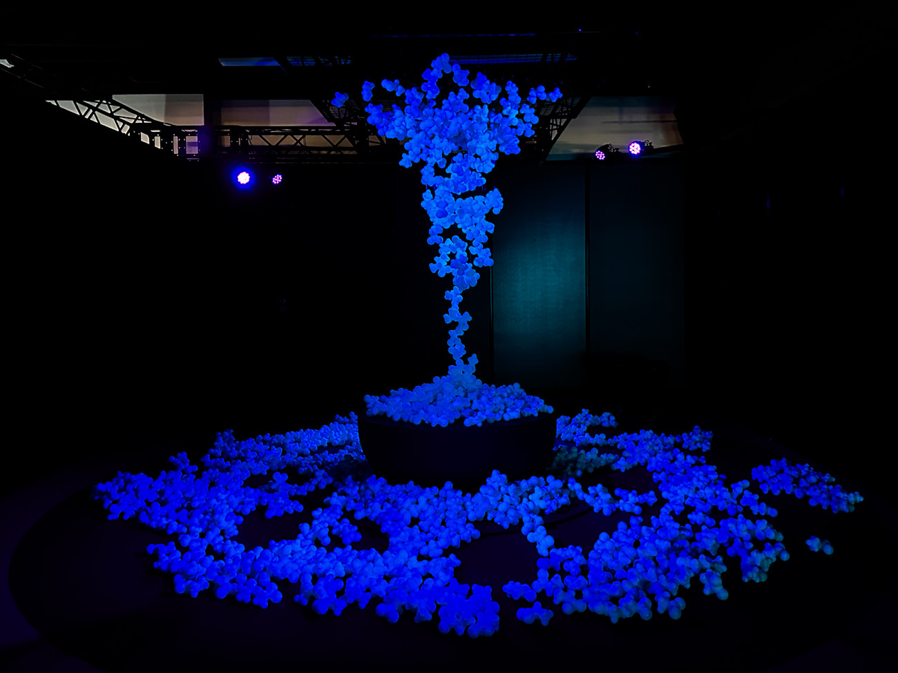 「セントラルドグマ ~生命(いのち)の根源が描き出すサイエンスアート~」展会場より 「軌跡」