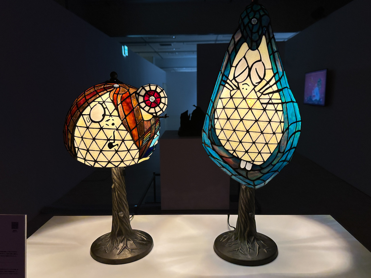 「ゲゲゲの鬼太郎トリビュートアート展 鬼太郎EXPO」会場より PUCCI(JAHPON LAND)《鬼太郎のゲゲゲランプ》《ねずみ男のビビビランプ》