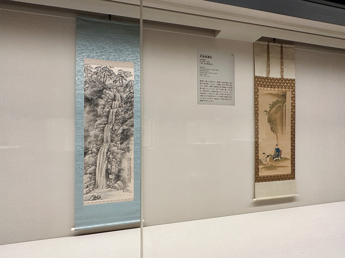 出光美術館「日本の美・鑑賞入門 しりとり日本美術」会場より (左から)《布曳飛瀑図》山本梅逸 弘化2年(1845)出光美術館 / 重要美術品《養老勅使図》田中訥言 江戸時代 出光美術館