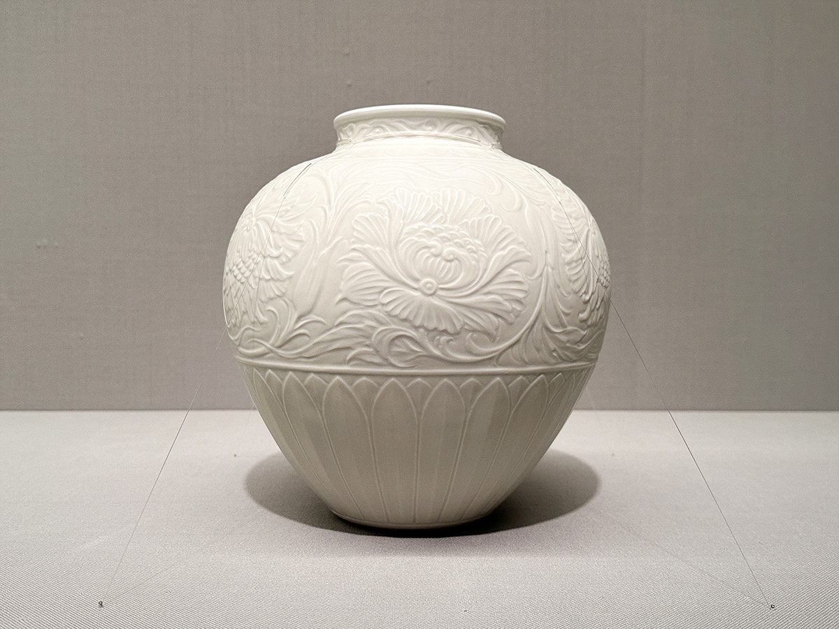 出光美術館「日本の美・鑑賞入門 しりとり日本美術」会場より 《葆光白磁牡丹彫紋花瓶》板谷波山 大正11年 出光美術館