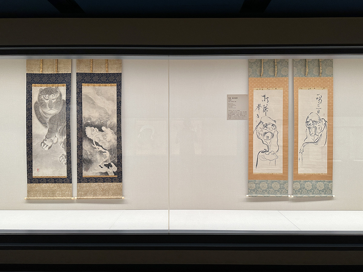 出光美術館「日本の美・鑑賞入門 しりとり日本美術」会場より (左から)《龍虎図》伝俵屋宗達 江戸時代 出光美術館 / 《馬祖・臨済画賛》仙厓義梵 江戸時代 出光美術館