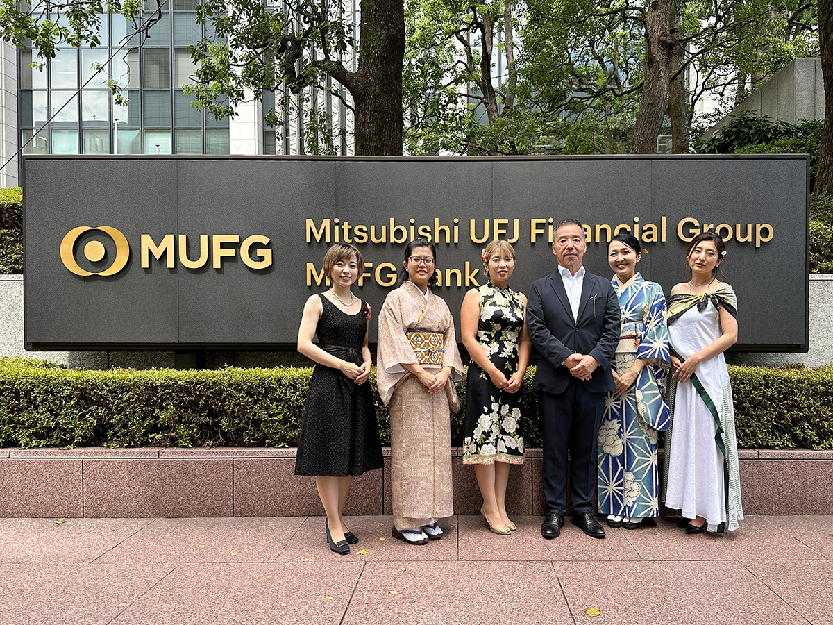 三菱UFJ銀行本館1階正面玄関にて、(左から)大内麻紗子(凛九)、那須恵子(凛九)、太田結衣(凛九)、秋元雄史(MUFG工芸プロジェクト 総合監修・東京藝術大学名誉教授)、梶浦明日香(凛九)、田村七宝工芸 田村有紀(凛九)