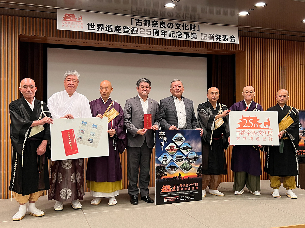 （左から）加藤朝胤（薬師寺 管主）、花山院弘匡（春日大社 宮司）、橋村公英（東大寺 別当）、仲川げん（奈良市 市長）、乾昌弘（奈良市観光協会 会長）、夛川良俊（興福寺 副貫首）、辻村泰善（元興寺 住職）、松浦俊昭（唐招提寺 副執事長）