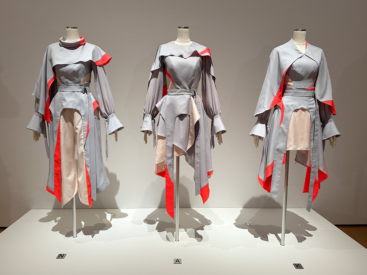 兵庫県立美術館「Perfume COSTUME MUSEUM」会場風景 第3章「『未来』を超えて」