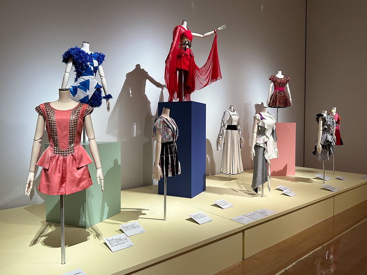 兵庫県立美術館「Perfume COSTUME MUSEUM」会場風景 第4章「ステージに立つの」