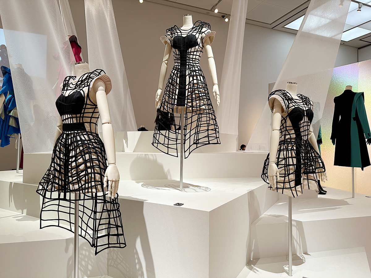 兵庫県立美術館「Perfume COSTUME MUSEUM」会場風景 第3章「『未来』を超えて」