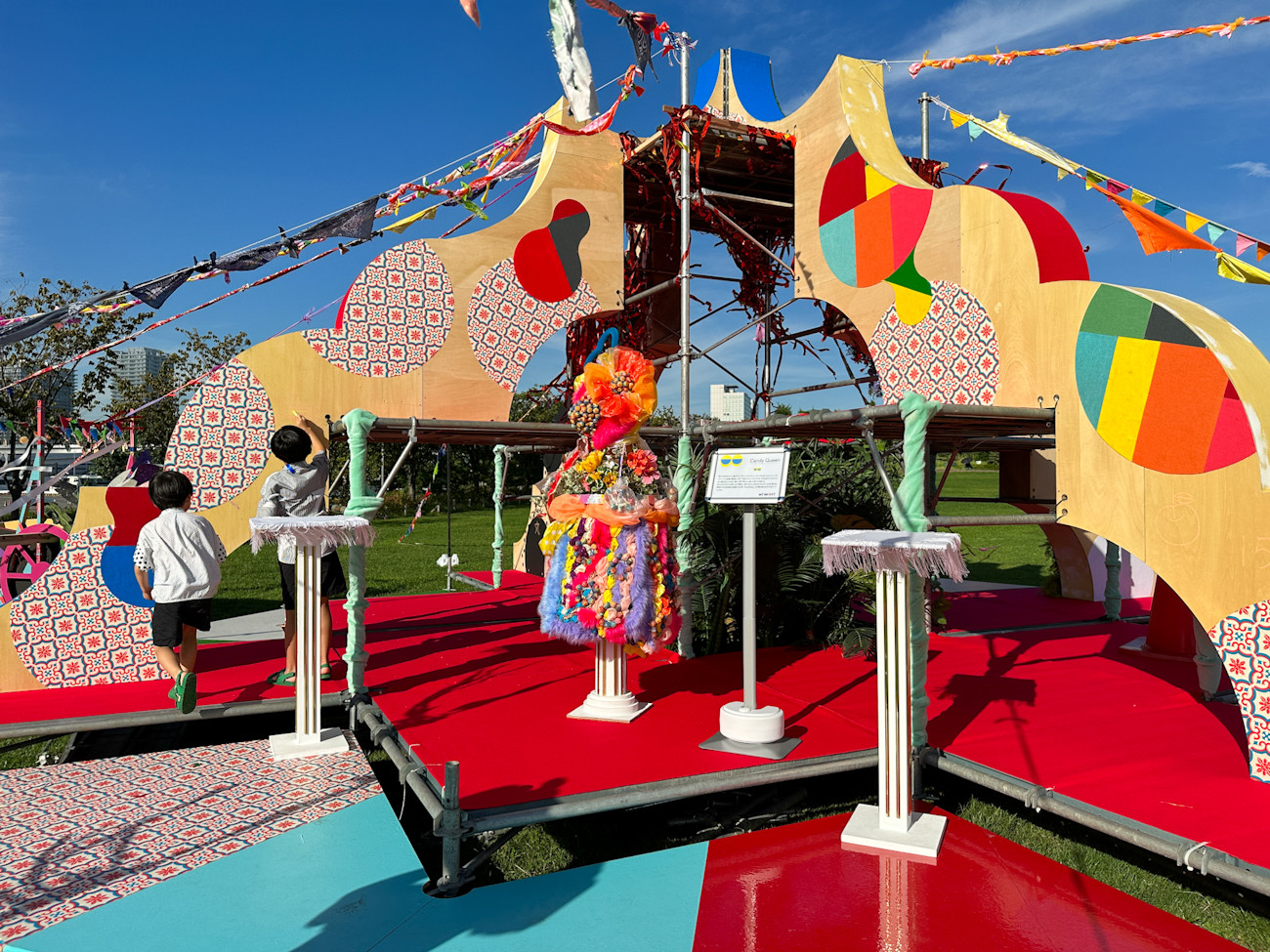 テレビ番組の美術セットの廃材を活用した「COLORFUL THEATER / THEATER WORKSHOP PARTY」