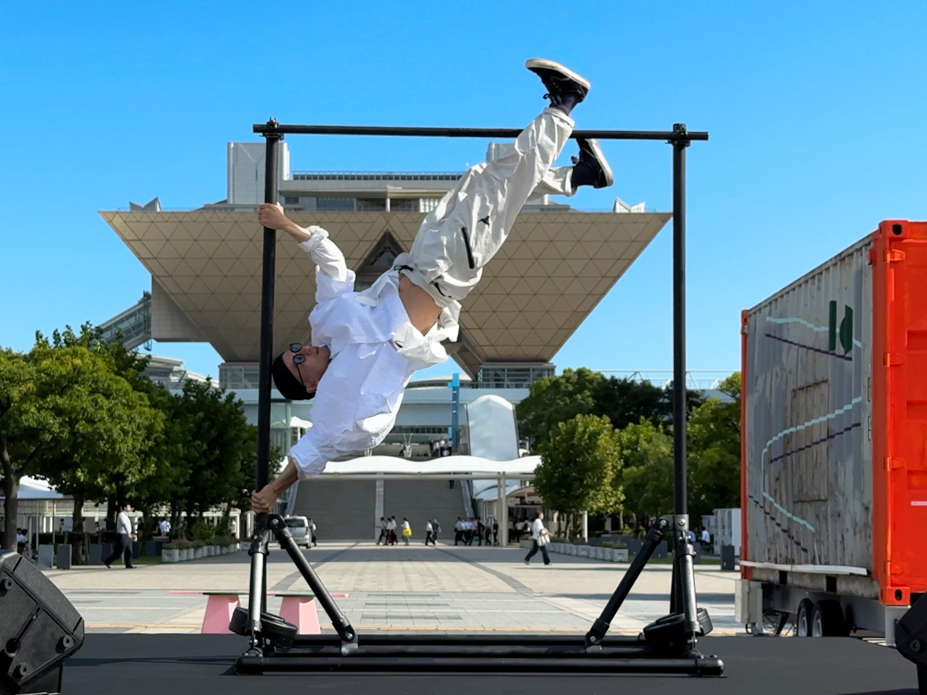 上西隆史によるエアダンス（鉄棒ダンス）