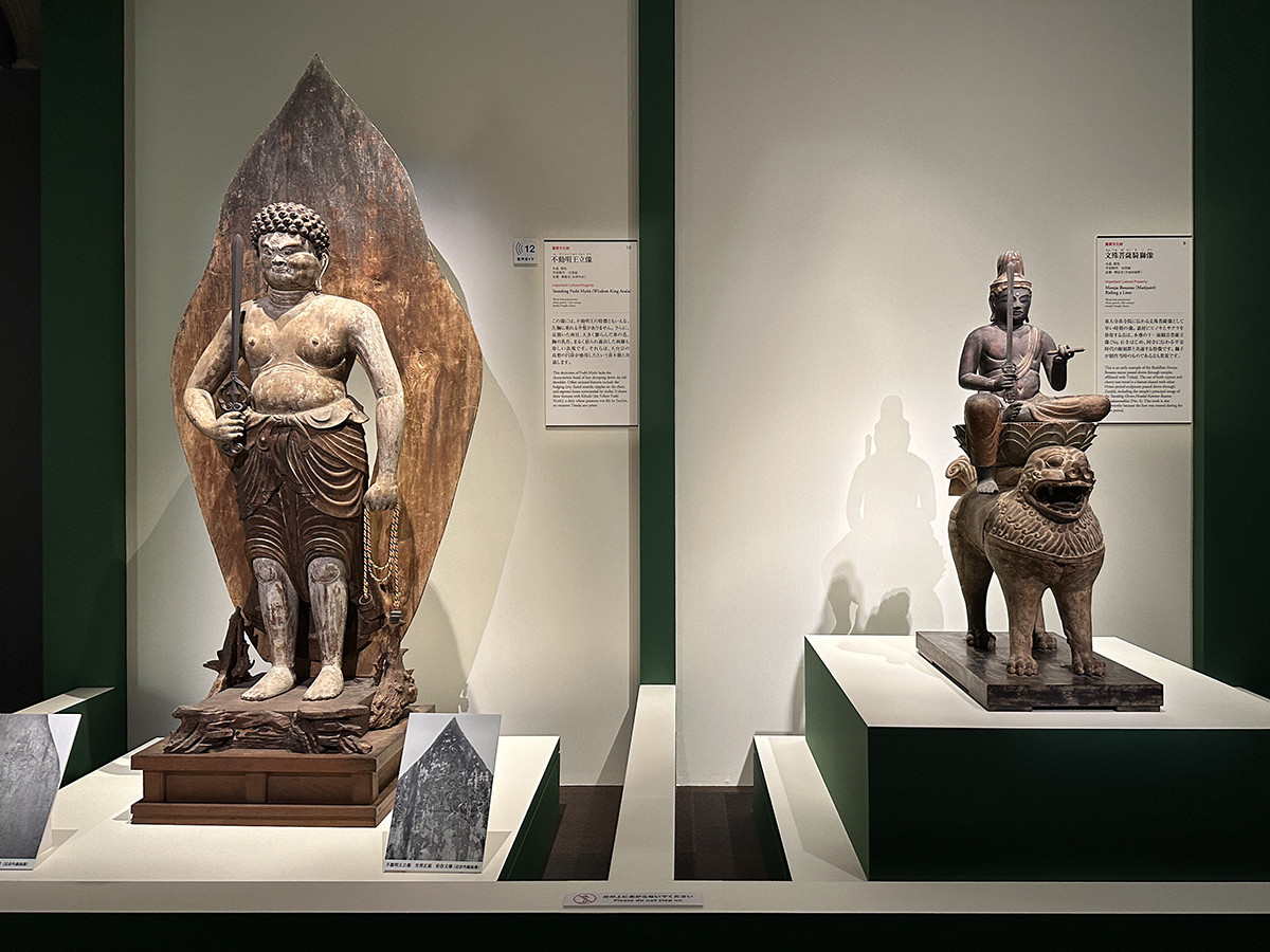 東京国立博物館「京都・南山城の仏像」会場より　（左から）重要文化財《不動明王立像》平安時代 12世記 京都・神童寺（木津川市） ／ 重要文化財《文殊菩薩騎獅像》平安時代 10世紀 京都・禅定寺（宇治田原町）