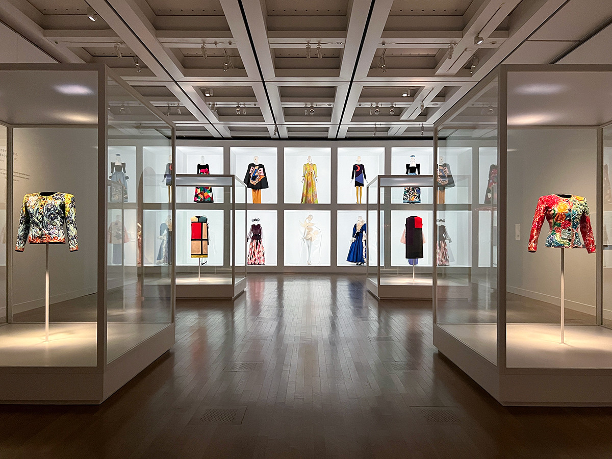 国立新美術館「イヴ・サンローラン展　時を超えるスタイル」会場