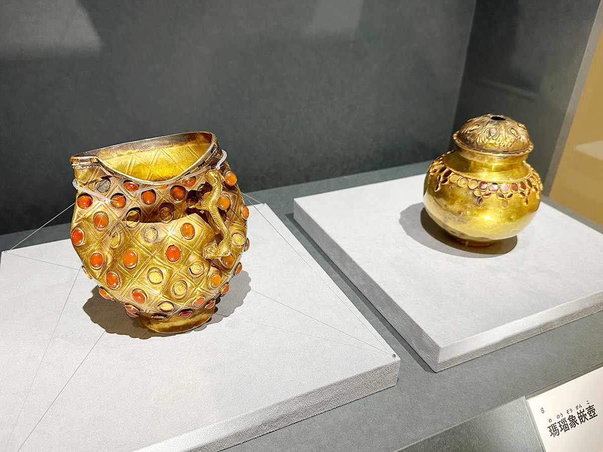 東京富士美術館「世界遺産　大シルクロード展」会場より　（左から）一級文物《瑪瑙象嵌杯》5-7世紀 イリ州博物館 ／ 一級文物《瑪瑙象嵌壼》5-7世紀 イリ州博物館