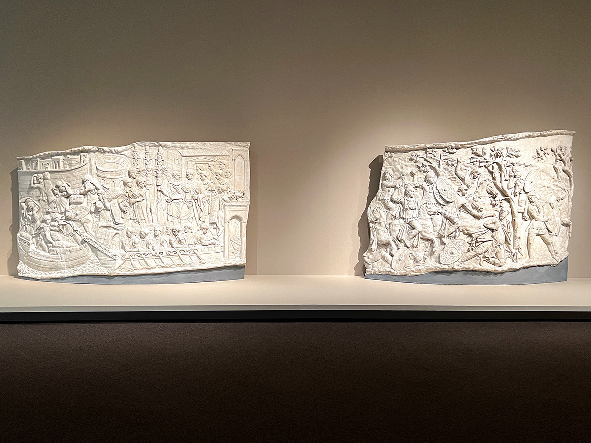 （左から）《モエシアの艦隊（トラヤヌス帝記念柱からの石膏複製）》 ／ 《デケバルスの自殺 （トラヤヌス帝記念柱からの石膏複製）》 ともに1861-62年（原作は113年） ローマ文明博物館蔵