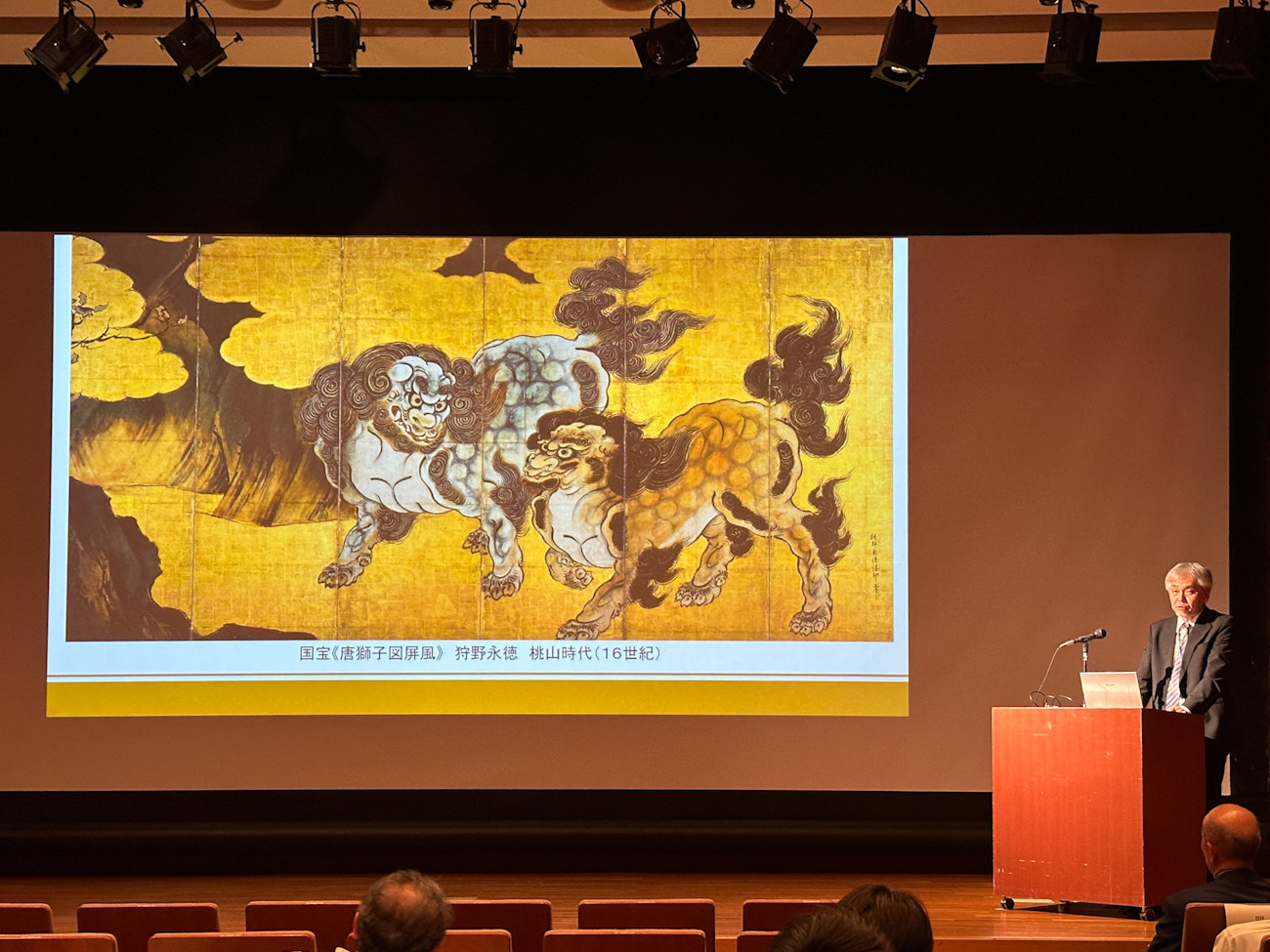 展示作品と見どころを解説する、朝賀浩氏(宮内庁長官官房参事官)