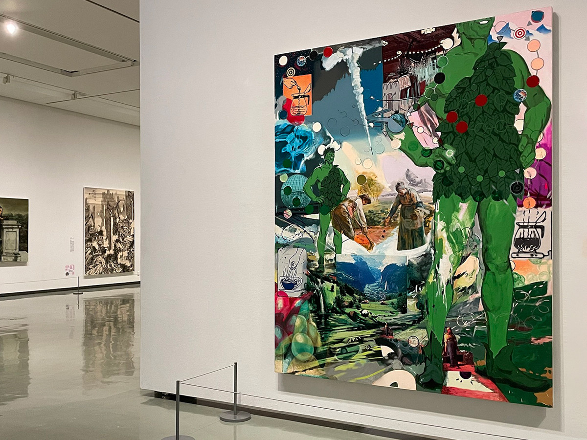 展示風景　手前：福田美蘭《緑の巨人》1989年　国立国際美術館蔵