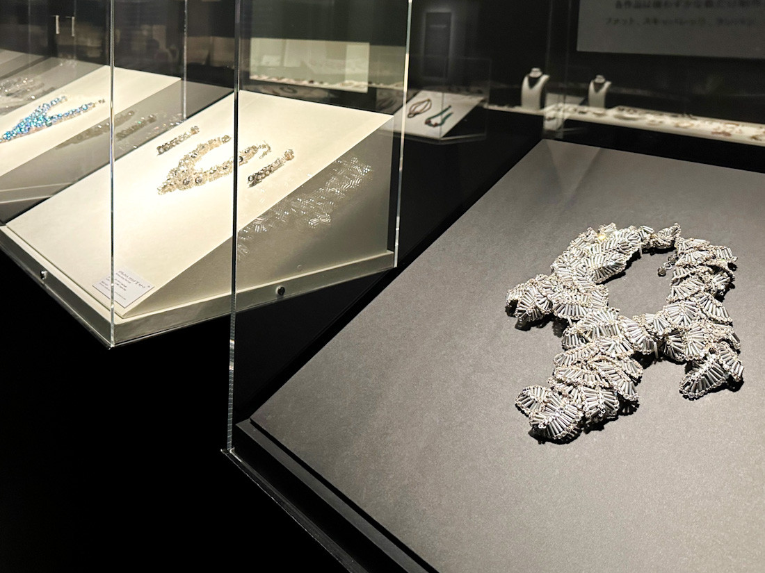 パナソニック汐留美術館「コスチュームジュエリー　美の変革者たち」会場