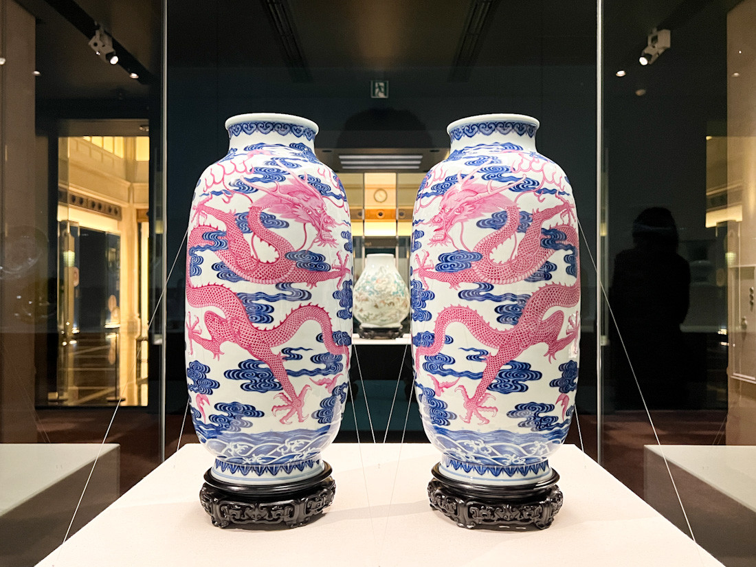 静嘉堂文庫美術館「二つの頂 宋磁と清朝官窯」会場