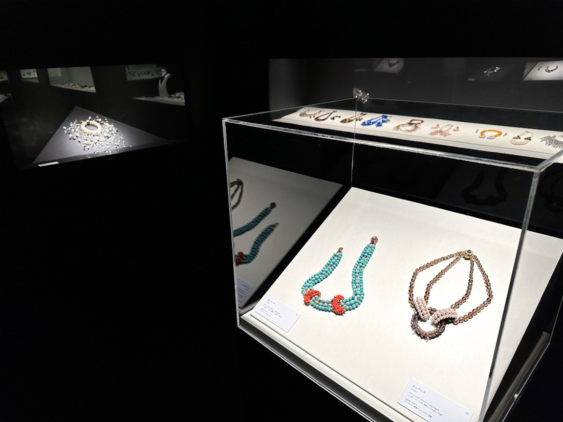 パナソニック汐留美術館「コスチュームジュエリー　美の変革者たち」会場