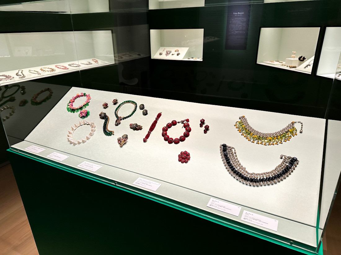 パナソニック汐留美術館「コスチュームジュエリー　美の変革者たち」会場