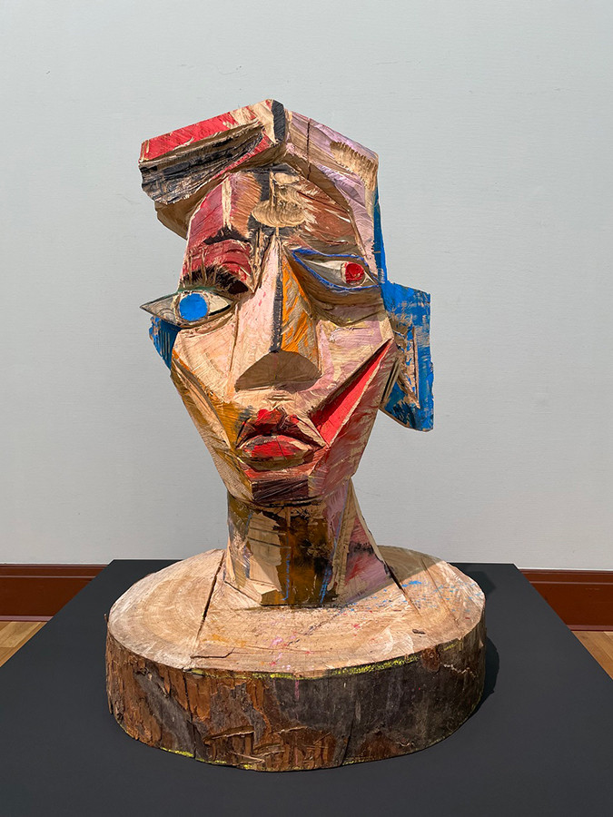 《Self Portrait》とタイトルされた木彫彫刻