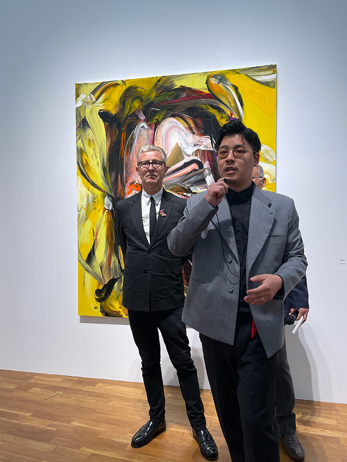 作品の解説をする井田幸昌さんとキュレーターのジェローム・サンスさん