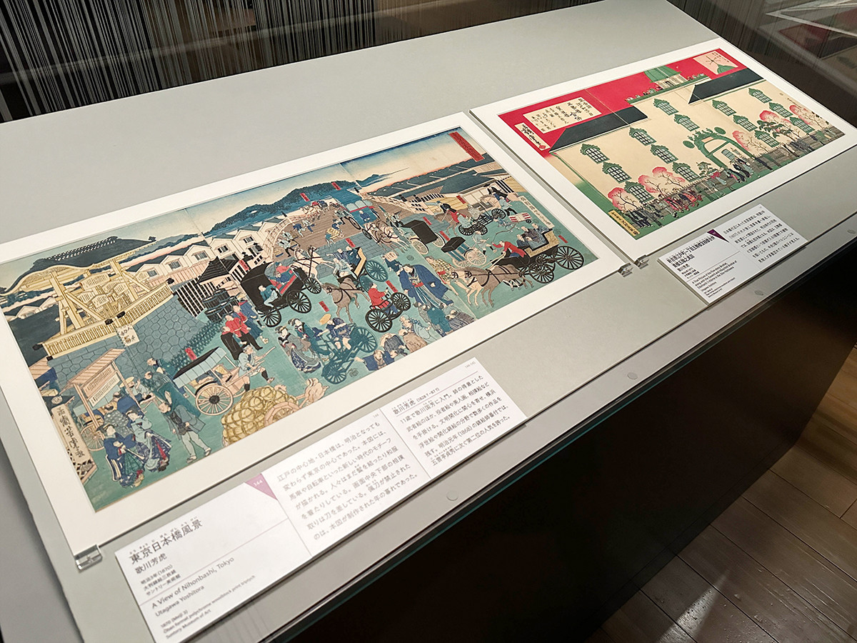 サントリー美術館「激動の時代　幕末明治の絵師たち」会場より　（左から）《東京日本橋風景》歌川芳虎　明治3年（1870）サントリー美術館 ／ 《新吉原江戸町一丁目五勢楼宝槌楼合併　青楼五階之真図》歌川芳虎　明治4年（1871）サントリー美術館［ともに展示期間：10/11～10/30］