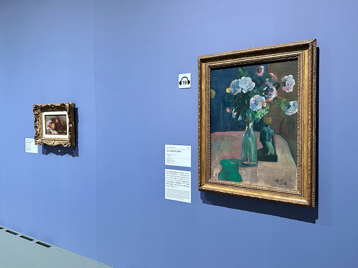 SOMPO美術館「ゴッホと静物画 ― 伝統から革新へ」会場より　（右手前）ポール・ゴーギャン（1848-1903）《ばらと彫像のある静物》1889年 ランス美術館　Reims, Musée des Beaux-Arts
