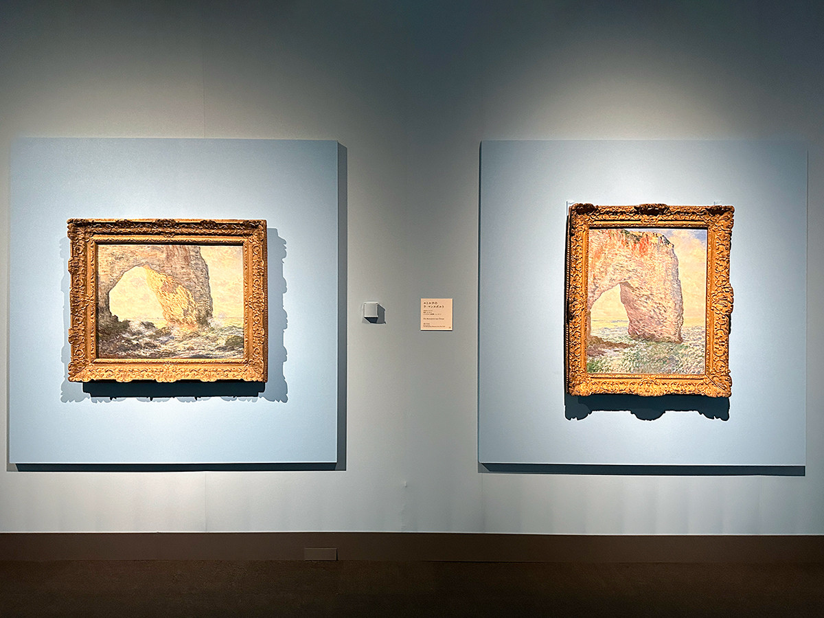 上野の森美術館「モネ 連作の情景」会場より　（左から）《ラ・マンヌポルト（エトルタ）》1883年 メトロポリタン美術館 ／ 《エトルタのラ・マンヌポルト》1886年 メトロポリタン美術館