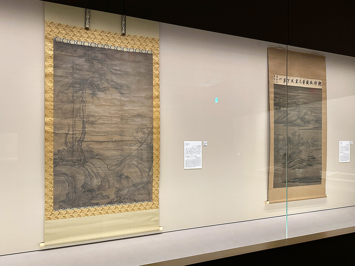 根津美術館 特別展「北宋書画精華」会場より (左から)《喬松平遠図》李成(款)中国・五代〜北宋時代 10世紀 三重・澄懐堂美術館蔵 / 重要文化財《寒林重汀図》(伝)董源 原本 中国・五代 10世紀 兵庫・黒川古文化研究所蔵