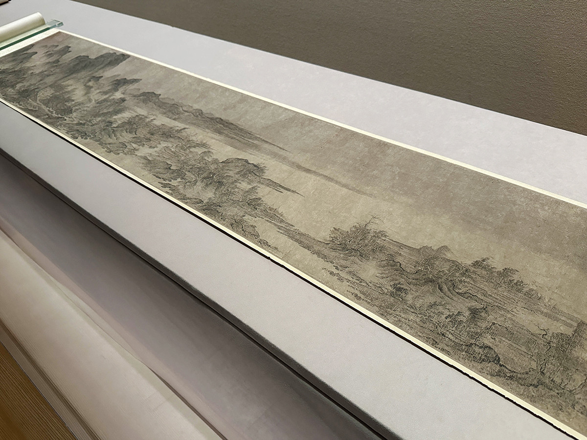 根津美術館 特別展「北宋書画精華」会場より 《江山楼観図巻》燕文貴 中国・北宋時代 10〜11世紀 大阪市立美術館蔵