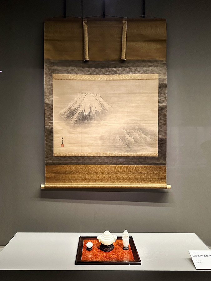 泉屋博古館東京「特別企画展 日本画の棲み家」会場より (奥)今尾景年《富士峰図》明治後期〜大正時代 泉屋博古館東京 / (手前)《白玉香炉・香瓶・合子》中国・清時代 泉屋博古館