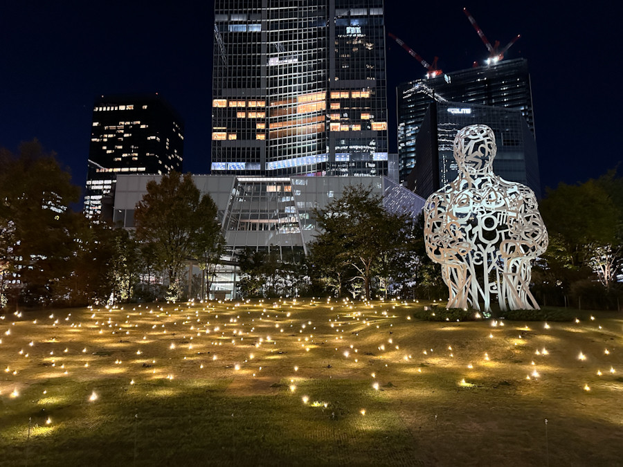 「TORANOMON LIGHT ART」会場より Studio Toer《Firefly Field》(オランダ)