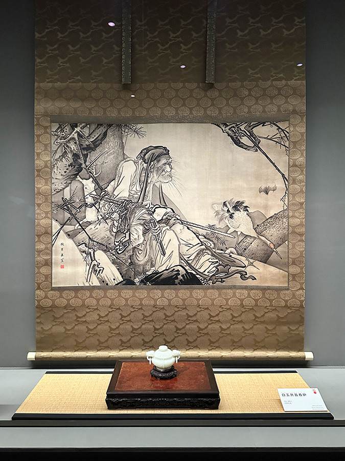 泉屋博古館東京「特別企画展　日本画の棲み家」会場より　（奥）狩野芳崖《寿老人図》明治10年代後半頃　泉屋博古館東京 ／ 《白玉共蓋香炉》中国・清時代　泉屋博古館