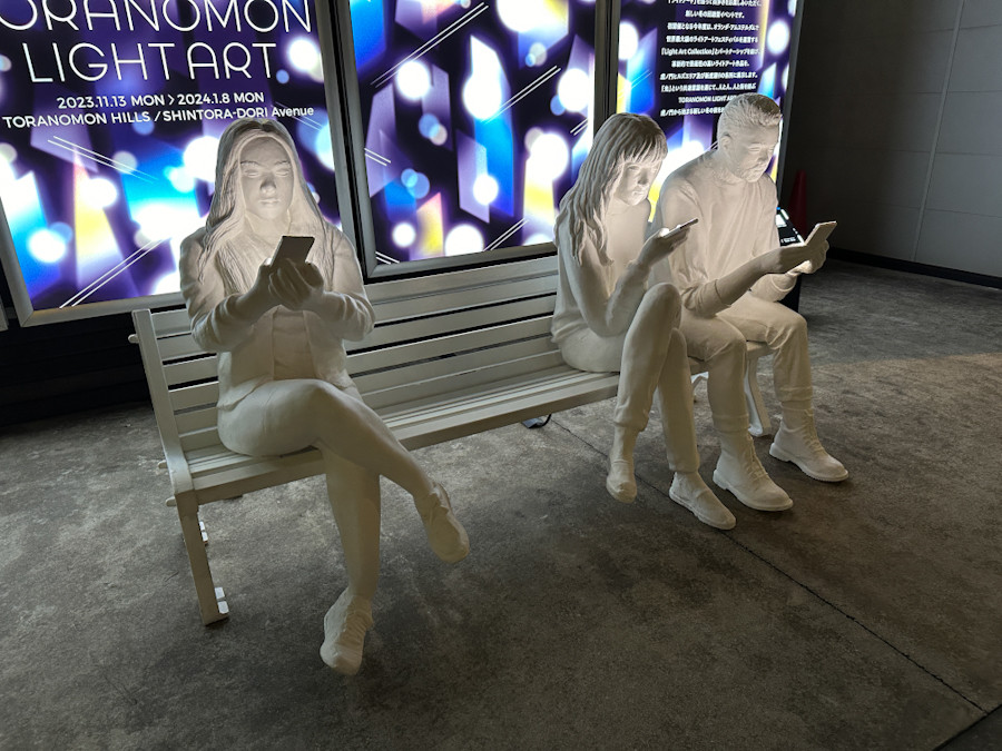 「TORANOMON LIGHT ART」会場より Gali May Lucas《Absorbed by Light》(イギリス)