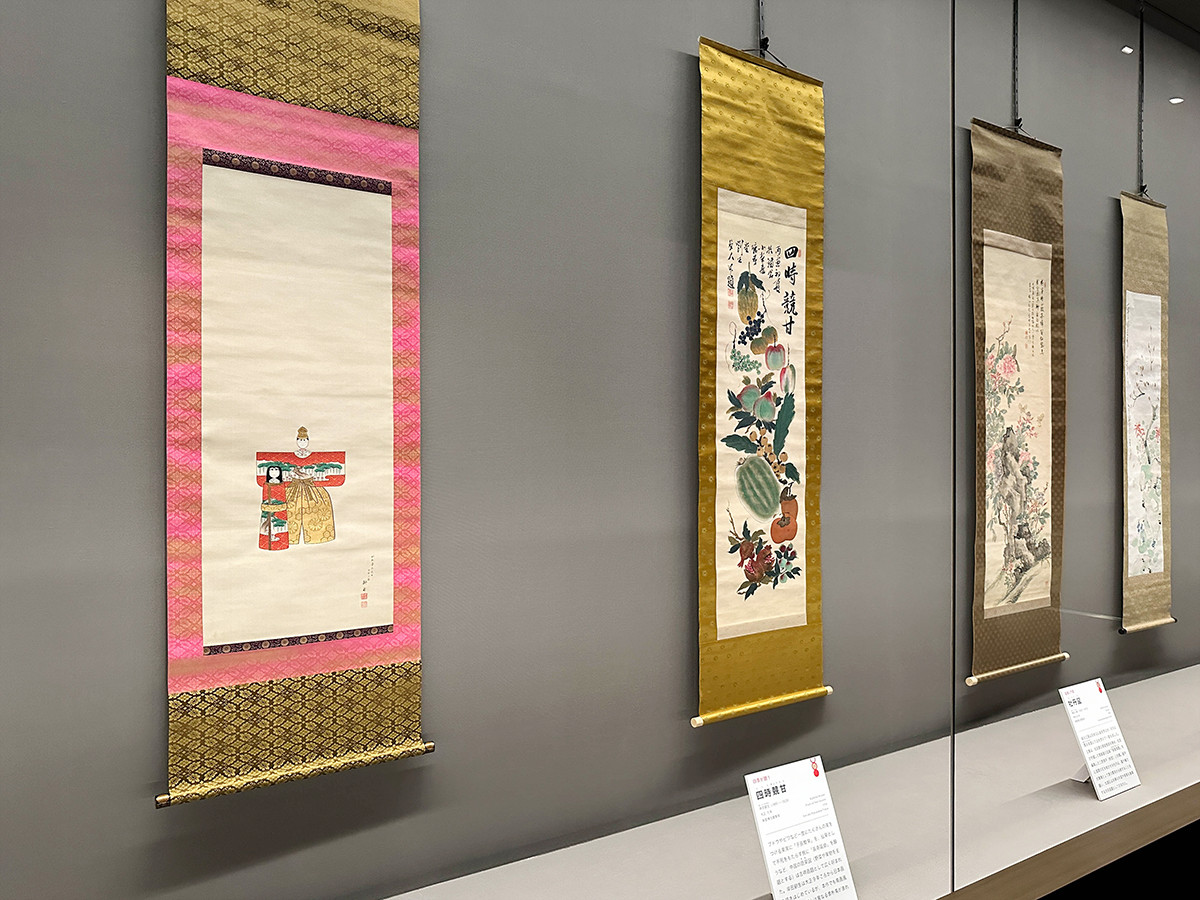 泉屋博古館東京「特別企画展 日本画の棲み家」会場より 上田耕甫《神雛之図》昭和6年 泉屋博古館東京
