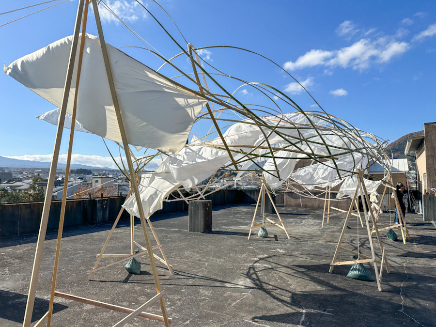 「FUJI TEXTILE WEEK 2023」会場より ジャファ・ラム《あなたの山を探して》