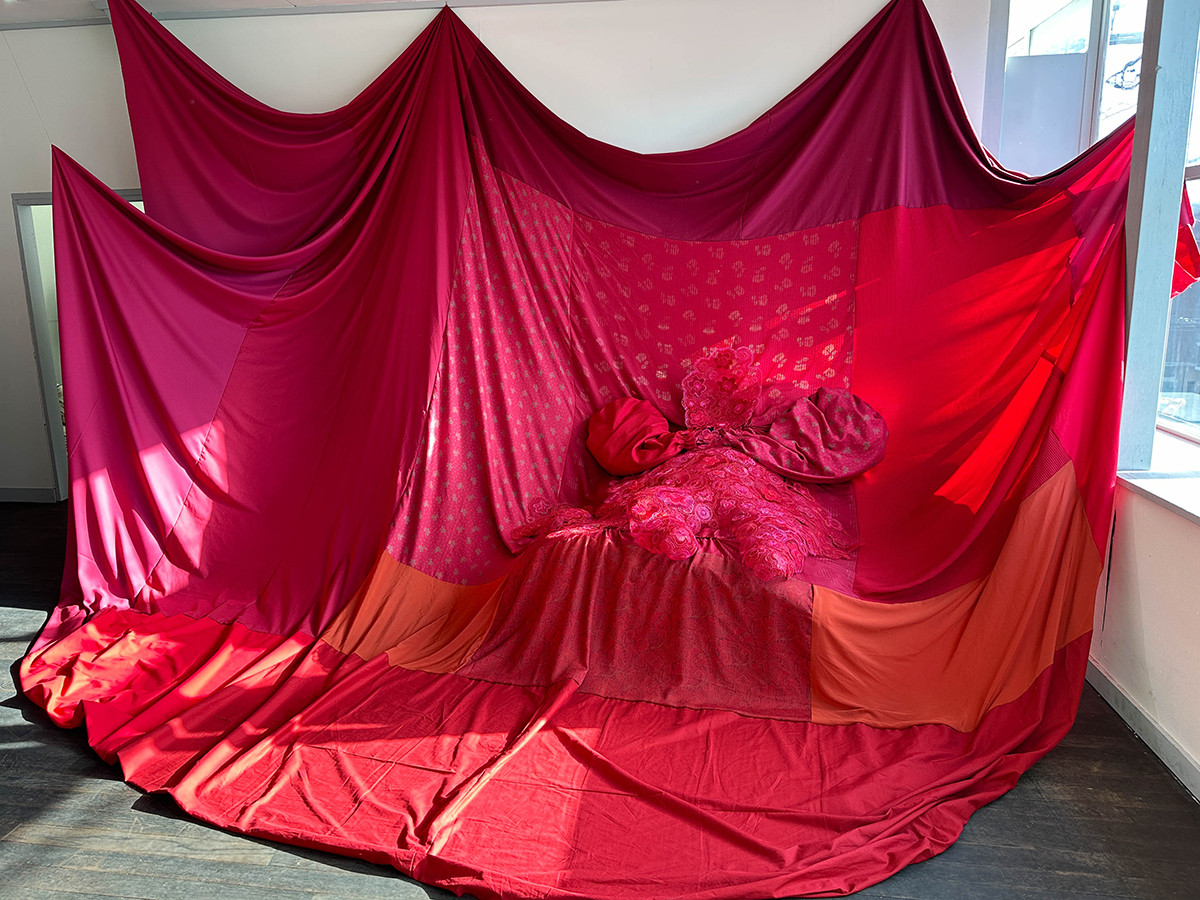 「FUJI TEXTILE WEEK 2023」会場より 津野青嵐《ねんねんさいさい》