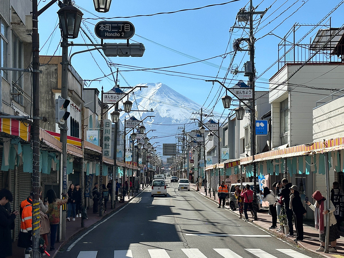 富士山の撮影「映え」スポットとしてインバウンドに大人気の、本町２丁目交差点