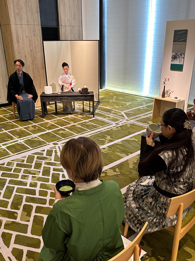 「KOGEI Art Fair Kanazawa 2023」会場より　茶会の様子　（奥左側）奈良宗久（茶道家）