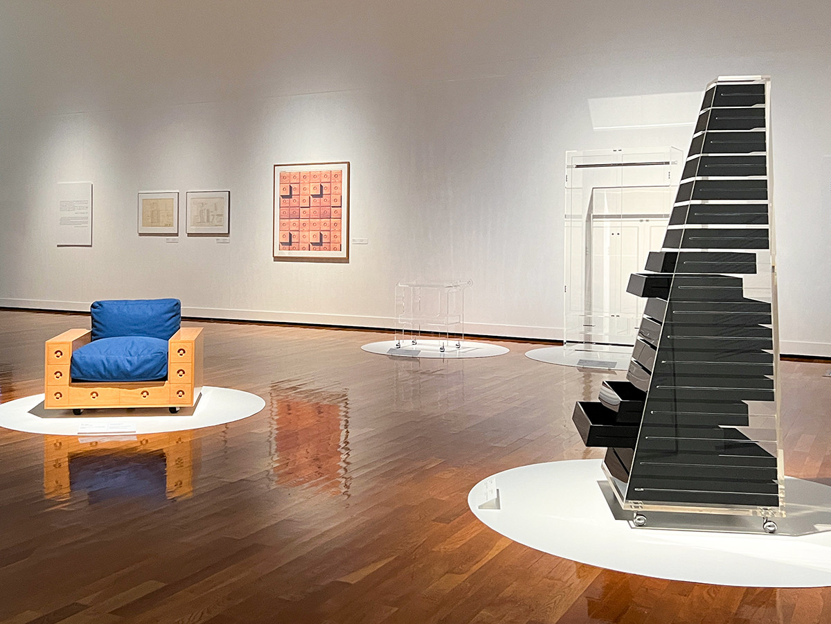 （左から）《引出しの家具》1967年 富山県美術館蔵 ／ 《ピラミッドの家具》1968年　株式会社イシマル蔵