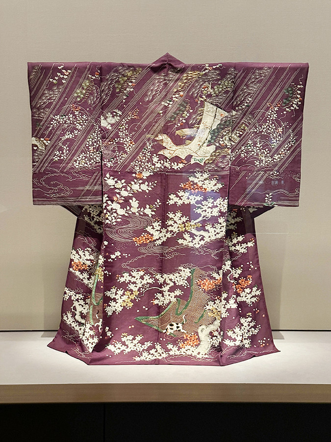 根津美術館「繡と織 ― 華麗なる日本染織の世界 ―」会場より　《紫絽地御簾に猫草花模様》江戸時代　19世紀