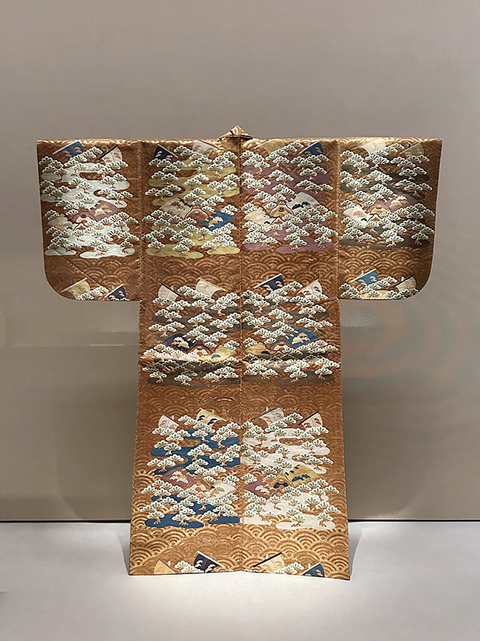 根津美術館「繡と織 ― 華麗なる日本染織の世界 ―」会場より 《唐織 紅地青海波に松帆浜辺模様》江戸時代 19世紀