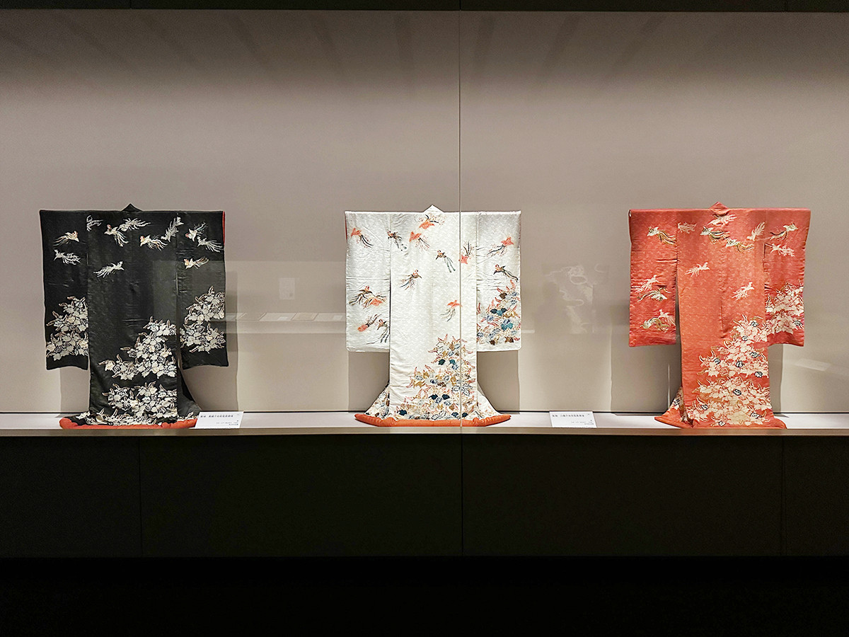 根津美術館「繡と織 ― 華麗なる日本染織の世界 ―」会場より (左から)《振袖 黒綸子地桐鳳凰模様》 / 《振袖 白綸子地桐鳳凰模様》 / 《振袖 紅綸子地桐鳳凰模様》(3領とも)江戸~明治時代 19世紀