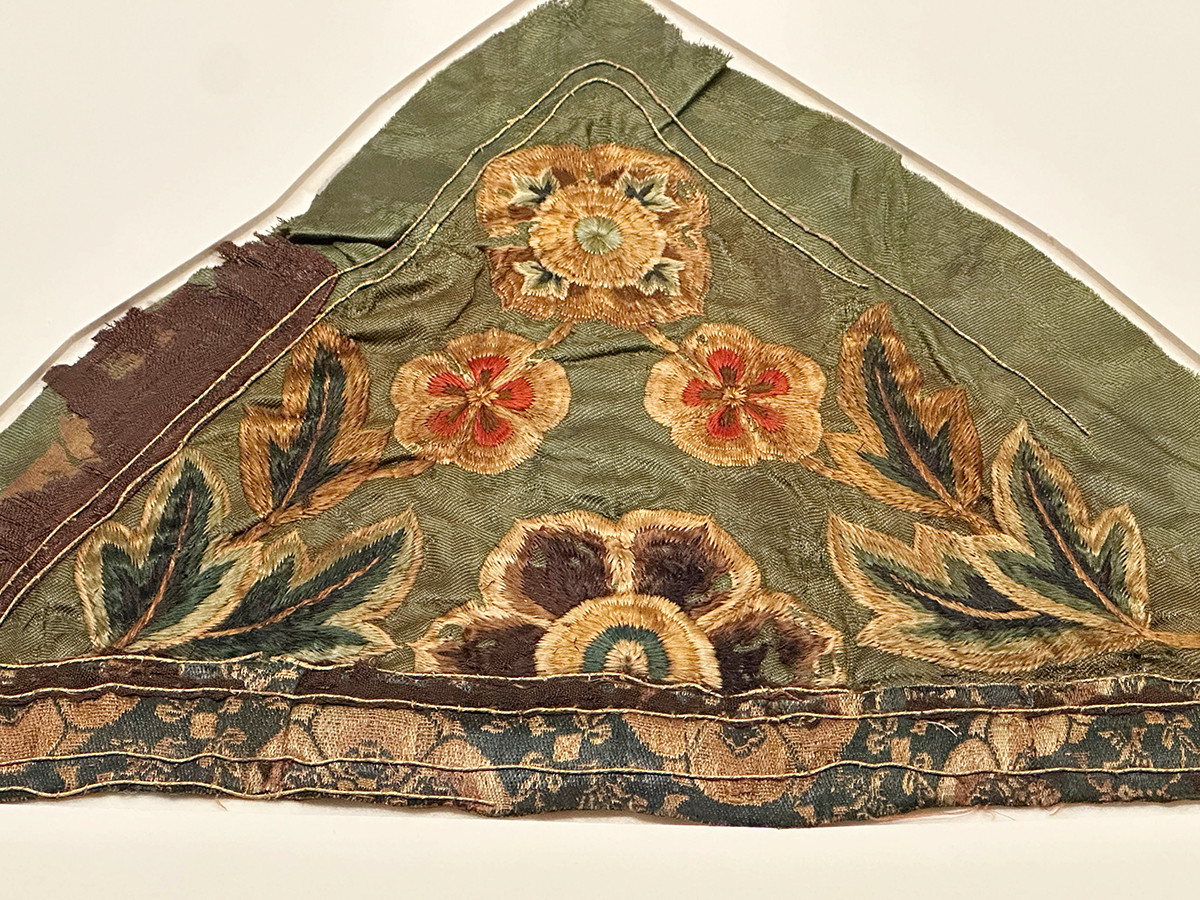 根津美術館「繡と織 ― 華麗なる日本染織の世界 ―」会場より 《上代裂 緑地草花文刺繍》奈良時代 8世紀